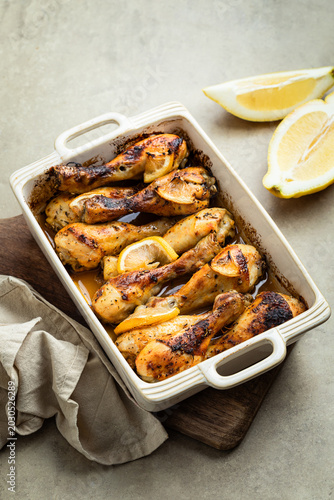 Foto pilons de poulet rôtis marinés au citron