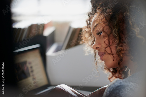 Foto Creative, laptop and woman with guitar in home, songwriting and practice with social media tutorial