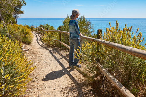 Foto Senior woman in a cami de ronda. Mediterranean sea, Catalonia