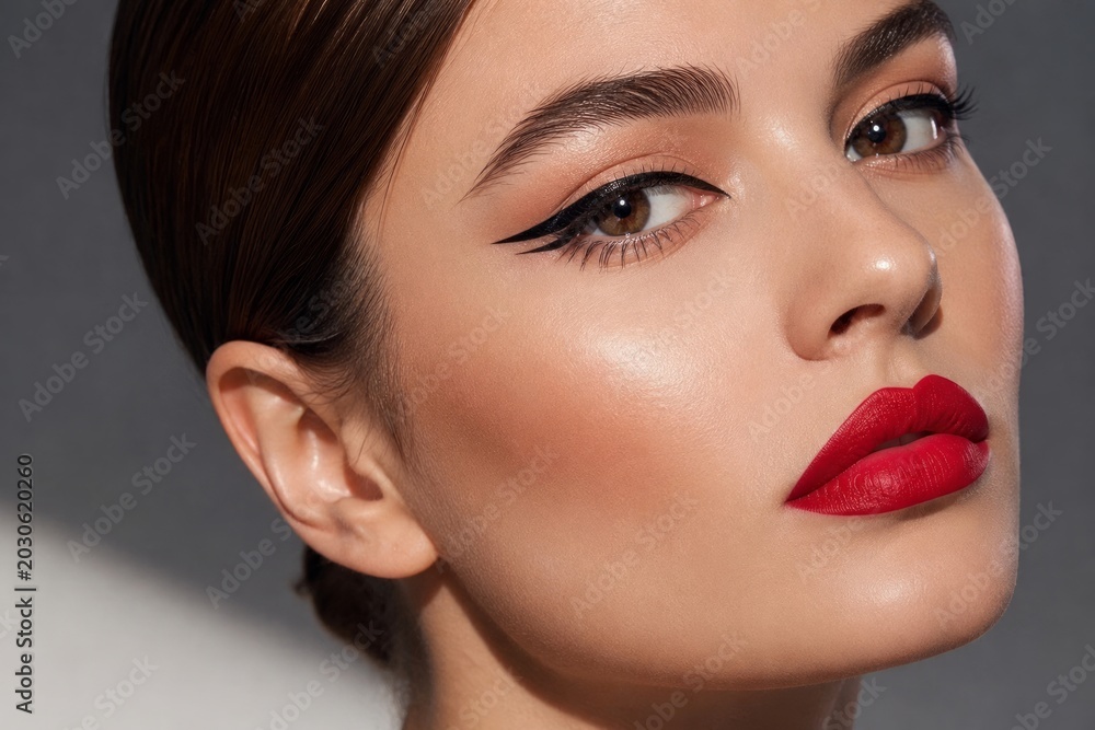 Fototapeta premium Beautiful Fashion Model Face with Glamour Makeup, Perfect Lips and Clean Skin Close-Up Portrait