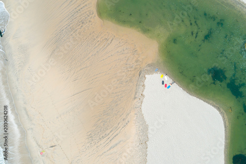 Foto Top down shot of sand patterns and green water The Concept of coastal beauty