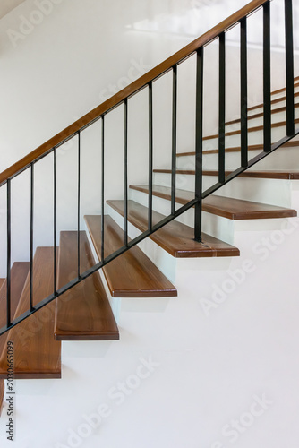 Foto Side view modern wooden staircase with steel gaurd rail