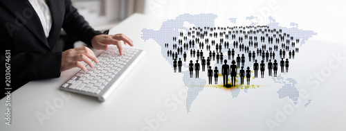 Φωτογραφία Business professional using keyboard with digital world map and diverse group of silhouettes indicating global network and teamwork concept Quark