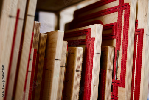 Foto Creative design processes unfold in a cardboard box manufacturing workshop showc