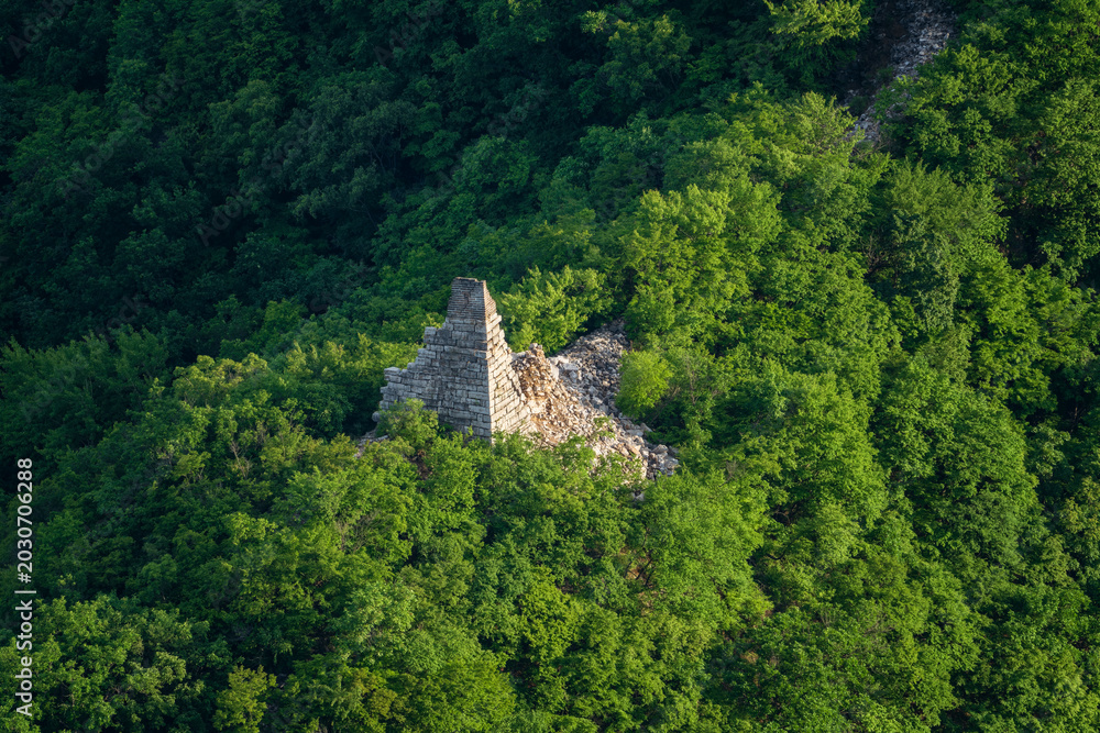 Fototapeta premium Bird's-Eye View of Crumbling Beacon Tower on Jiankou Wild Great Wall in Summer, Beijing