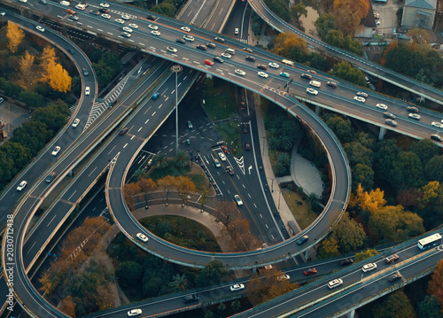 Fotografía Busy multilevel highway interchange with steady traffic flow through a major Chi