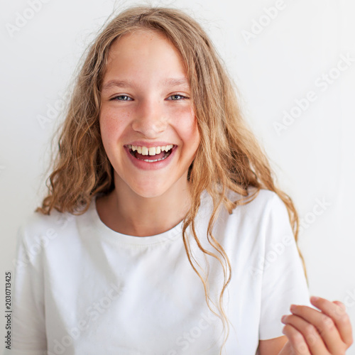 Fotografi Portrait of a happy young girl laughing