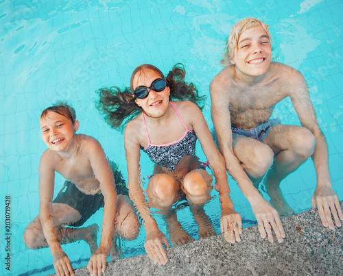Картината върху платно Kids having fun in swimming pool
