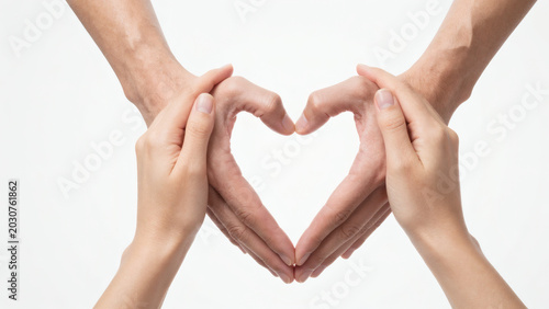 Deux paires de mains formant un cœur isolées sur fond blanc, symbole d'amour, d'unité et de connexion humaine