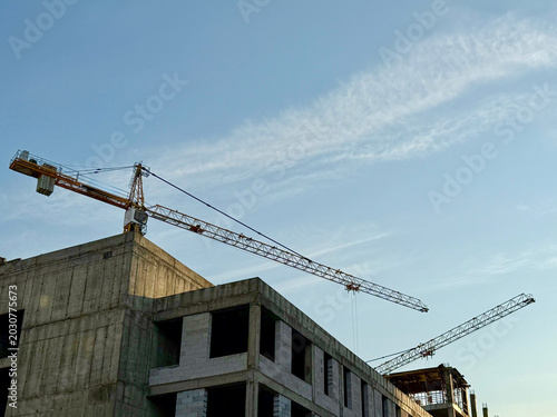 Foto Crane and building construction construction site