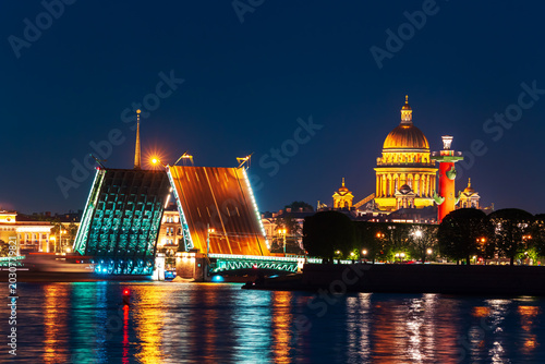 Foto The raised Palace Bridge, the Rostral Column and St Isaac's Cathedral