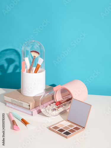 Quadro em tela Organizer holds ten makeup brushes in isolated upright slots, organizer prevents bristle cross contamination and ferrule loosening, organizer fits perfectly on bathroom shelf or vanity corner