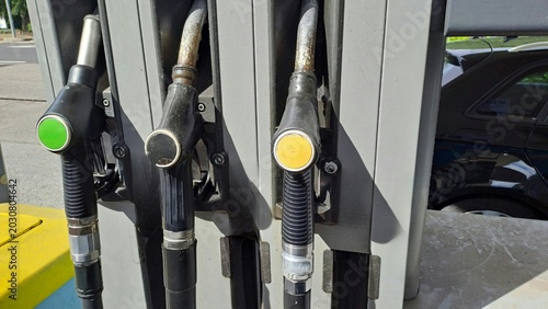 Photos Pompe di benzina presso la stazione di servizio, concetto relativo all'aumento dei prezzi di benzina e diesel