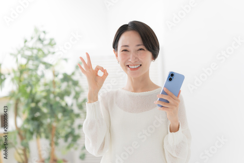 女性　スマートフォン　スマホ