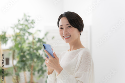 女性　スマートフォン　スマホ