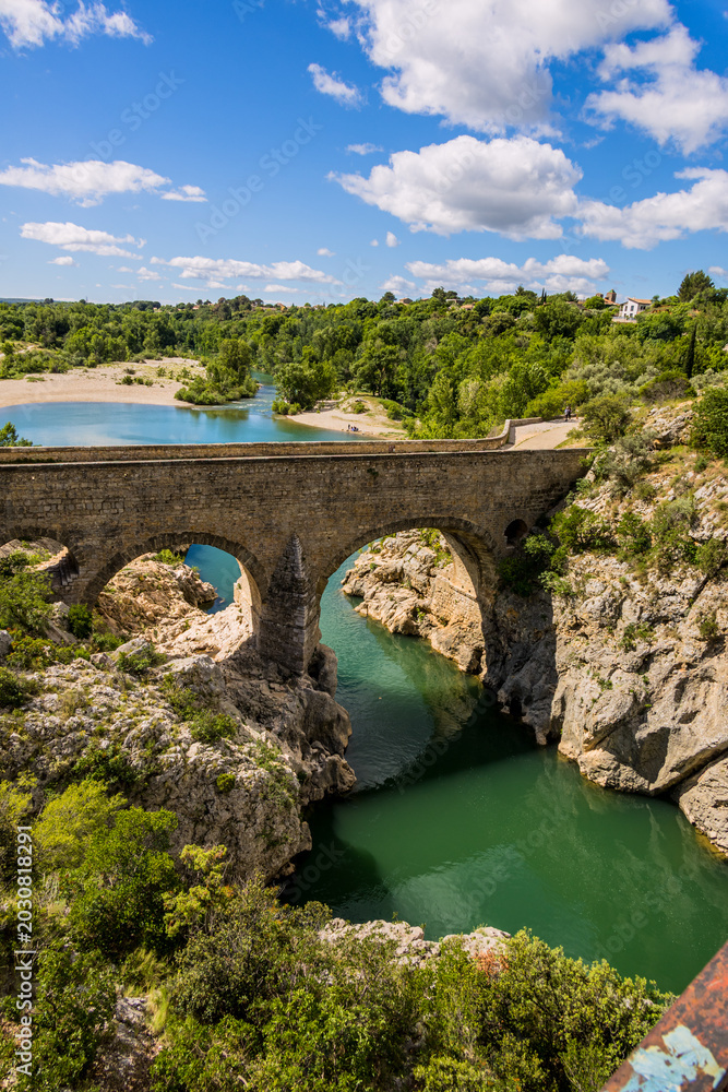 Fototapeta premium Le Pont du Diable de Aniane au dessus de l'Hérault en France