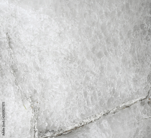 Foto Horizontal close up of a weathered salt boulder surface with white and light gra