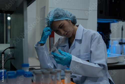 Fotografía Female scientist are under stress from working in research lab.