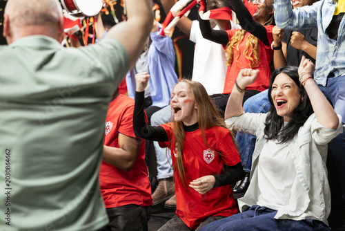 Foto Happy stadium crowd celebrating decisive winning goal during the final minutes of exciting football match