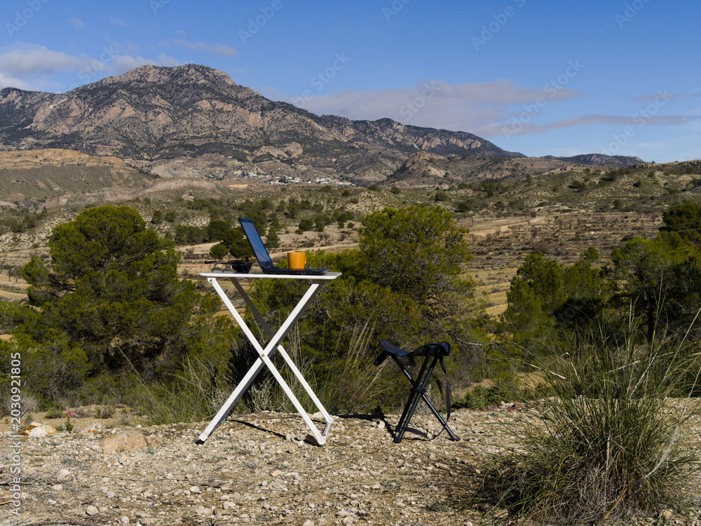 Naklejka premium Scenic outdoor office for a digital nomad in the mountains