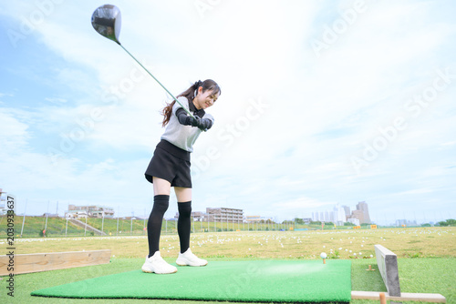 Cuadro en lienzo ゴルフのスイングをする日本人女性