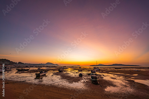 Tableau sur toile The sun rays shone brightly as the sky began to brighten and become colorful