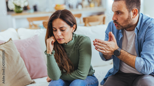 Tableau sur toile Couple Arguing on Sofa During Serious Relationship Conflict and Emotional Conver