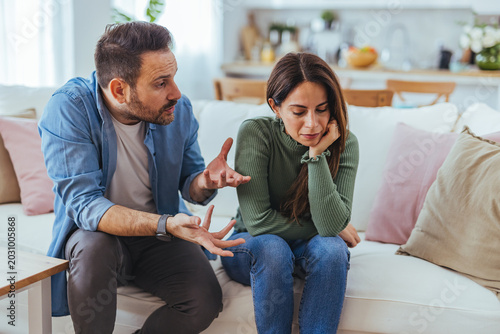 Foto Upset Couple Having Intense Relationship Argument on Sofa at Home Showing Confli
