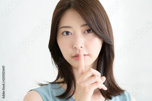 口元に手を当てる日本人女性