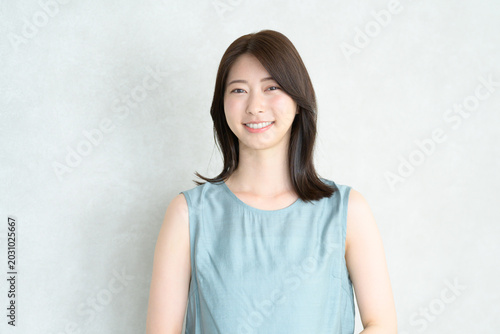 明るい部屋で微笑む日本人女性