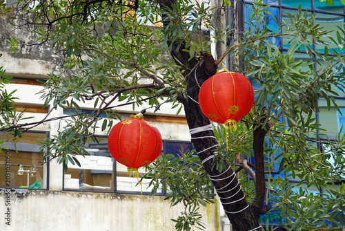 Foto jakarta, indonesia - circa february 2026: red lanterns in glodok