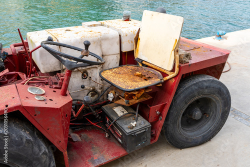Valokuva alter und stark verrosteter Trekker im Hafen von Cala Figuera, Mallorca, Baleare