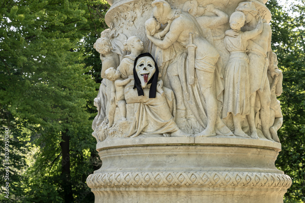 Obraz premium Detailfoto, Königin Luise Denkmal auf der gleichnamigen Luiseninsel, Halloween Maske im Sockel, Berliner Tiergarten, Park für Besucher und Erholungssuchende, Berlin, Deutschland