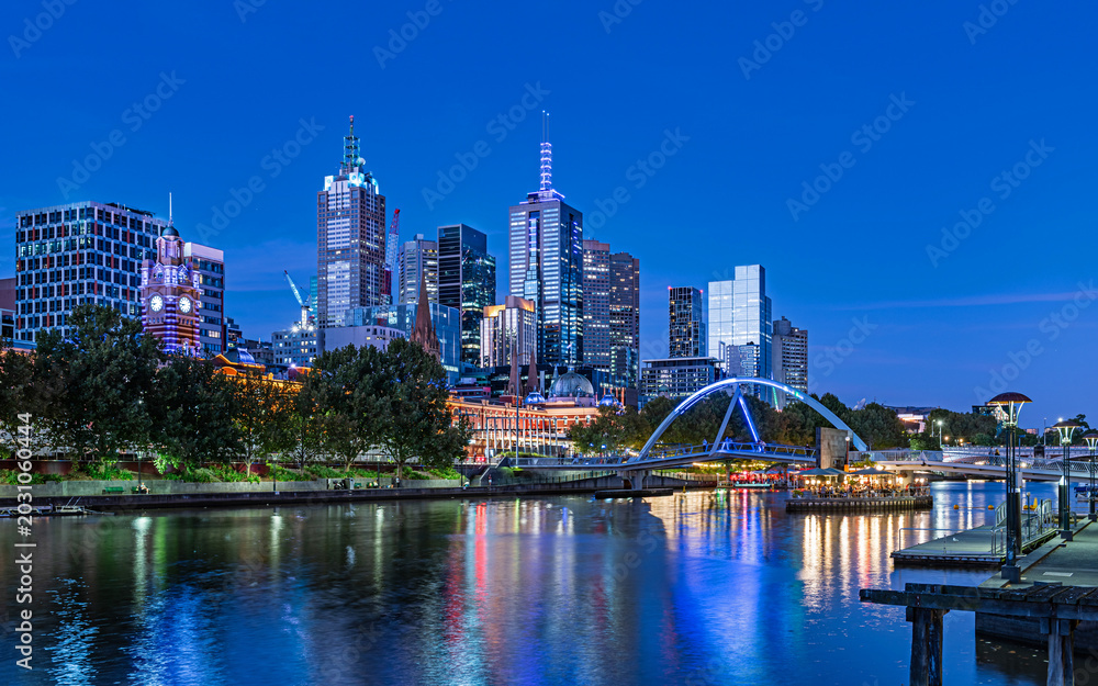Obraz premium Melbourne skyline with a view of Flinders Street Station at night, Australia.