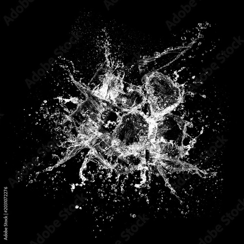 Foto A dynamic and energetic splash of water captured in mid-air against a stark blac