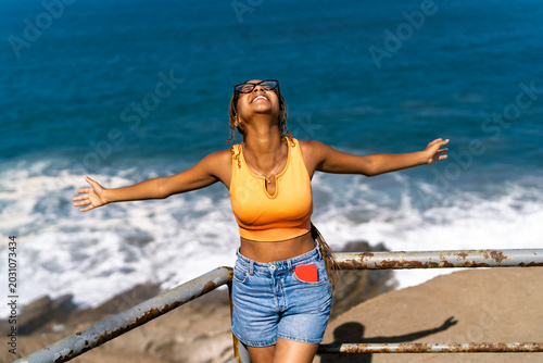 Tableau sur toile Young woman enjoying freedom and fresh sea air