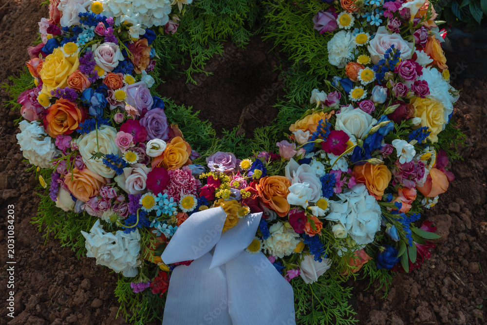 Photography Poster Nach Beisetzung liegen verschiedene Blüten als Blumenkranz zum Schmuck und als D