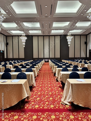 Symmetrical Seminar Room Setup with Gold Tablecloths