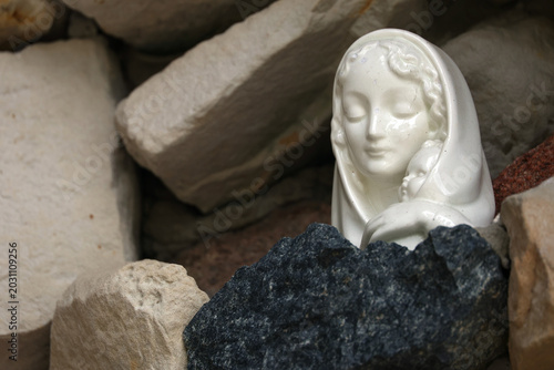 Foto religious symbols, figurines and votive offerings to Mary in a stone grotto