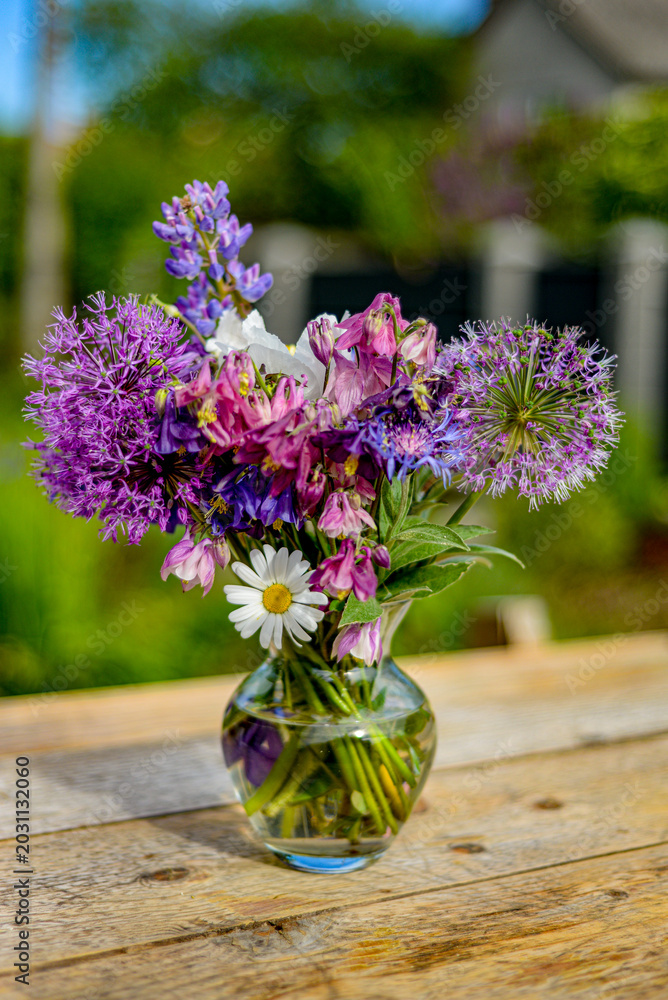 Φωτογραφία Wild flowers in the garden