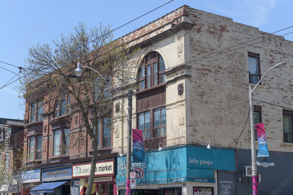 Fototapeta premium wide view of Alan Hoover Dingman Block 1889 (Richardsonian Romanesque) at 736-742 Queen St E, Riverdale area, Toronto