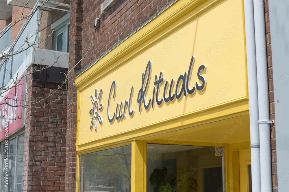 Naklejka premium exterior building and sign of Curl Rituals, a hair salon, located at 946 Kingston Rd, Toronto