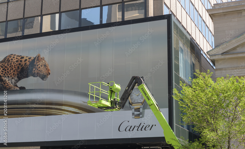 Naklejka premium Aerial Work Platform and mural advertising for Cartier (French luxury goods) in Bloor/Yorkville area, Toronto