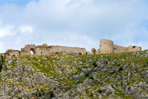 Fotografie Historic Anavarza Castle overlooking the plains near Dilekkaya Village in Kozan, Adana, Türkiye