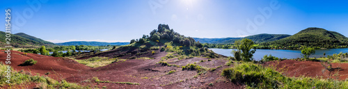 Foto Panorama sur la cheminée basaltique Neck de la Roque sur les bords du Lac du Sal