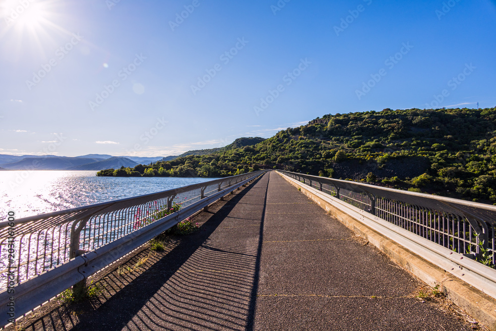 Fototapeta premium Le Barrage du Lac du Salagou dans l'Hérault en France