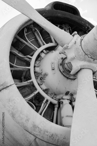 Foto Monochrome photograph of a historic aircraft engine and propeller showcasing aviation technology and mechanical craftsmanship