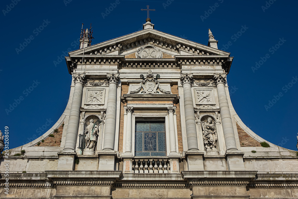 Fototapeta premium Basilica of Santa Maria in Porto is one of the most important Baroque religious monuments in Ravenna. Built over a long period between the XVI and XVIII centuries. RAVENNA, ITALY.