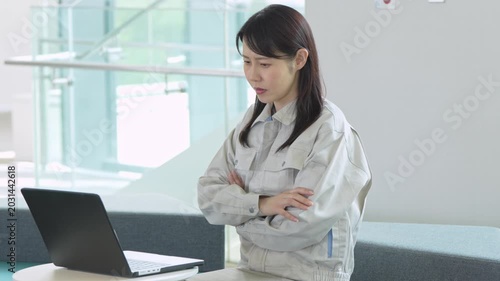 イライラする作業着を着た女性