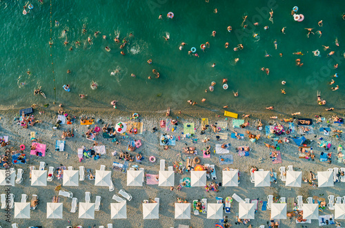 Bilde på lerret Aerial view of a vibrant beach filled with bathers enjoying warm water and sun u